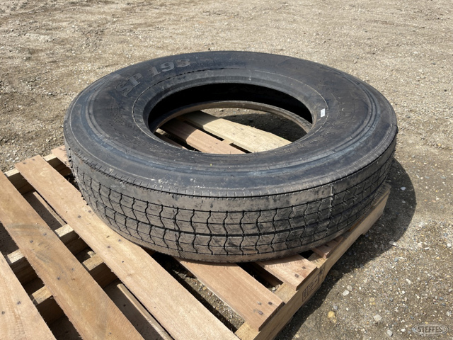 Dunlop 11R22.5 tire